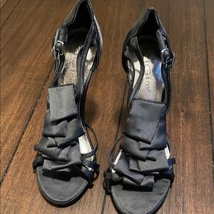 Source Unknown Black Ruffle Heels